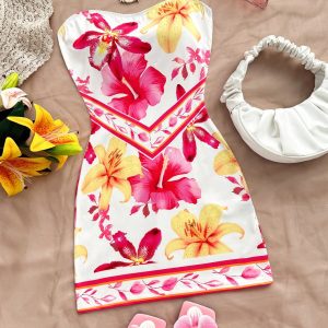 Tropischer Flair: Dein Trägerloses Mini-Sommerkleid mit floralem Print