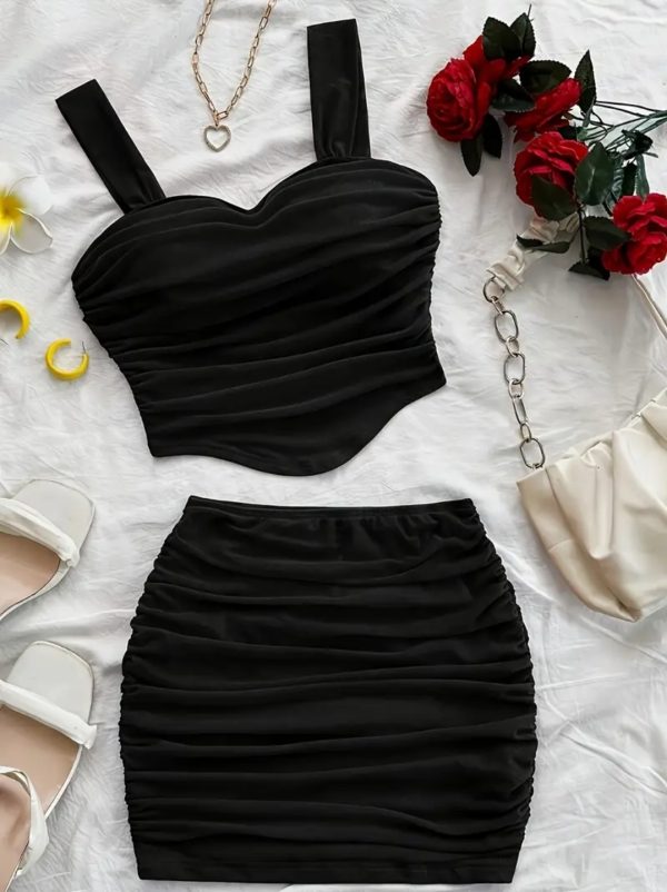 Eleganz in Schwarz: Gerafftes Crop-Top & Minirock Set