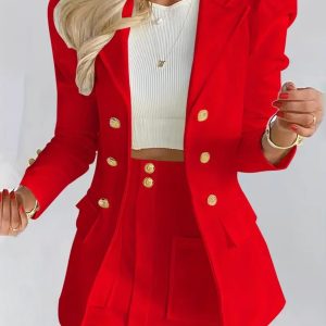 Power-Look in Rot: Dein Blazer- und Shorts-Set mit goldenen Knöpfen