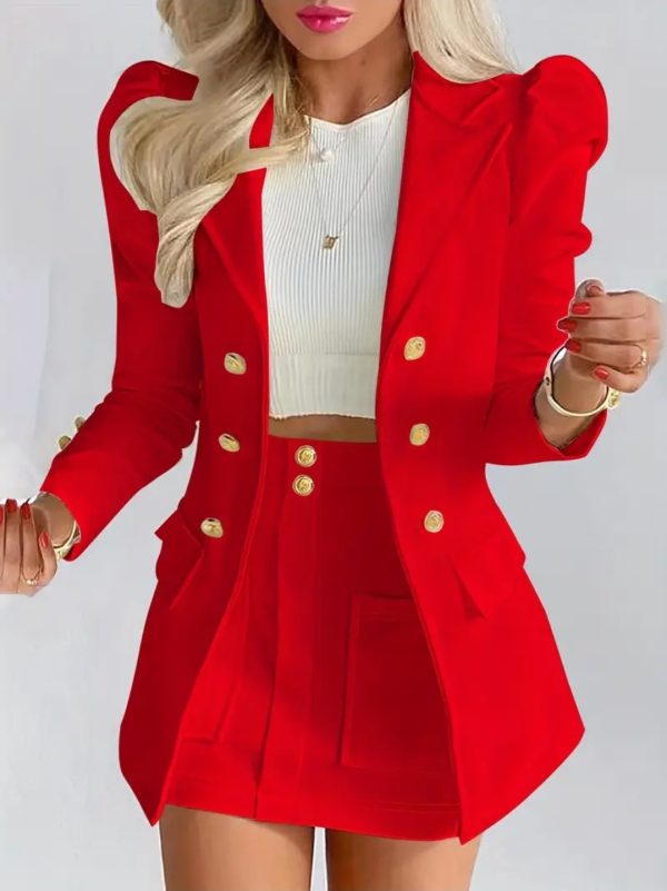 Power-Look in Rot: Dein Blazer- und Shorts-Set mit goldenen Knöpfen