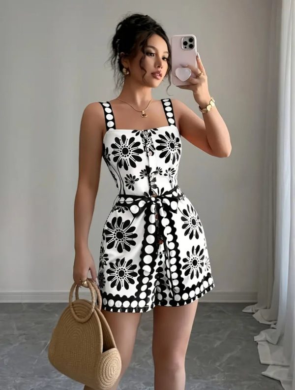 Fröhlicher Retro-Chic: Dein Schwarz-Weisser Blumen-Playsuit